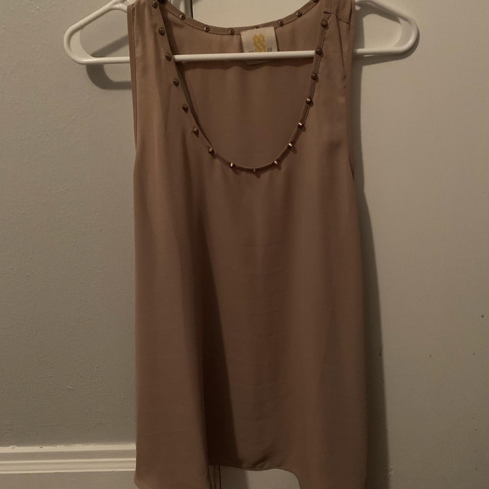 Taupe stud tank